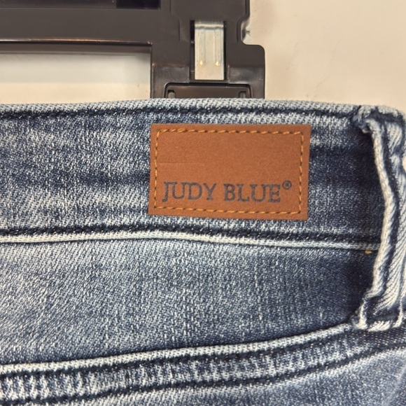 Judy Blue Leni Distressed High Rise Boyfriend Fit Jeans. Medium Wash. Size 9/29. - Picture 10 of 13